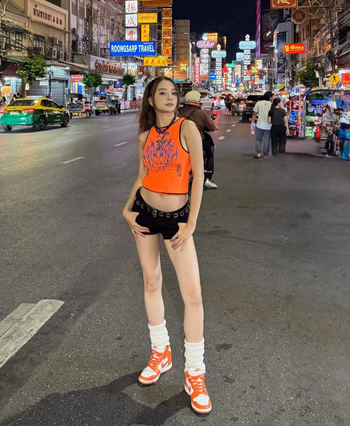 Tin tức sao Việt 27/6: Thiều Bảo Trang mặc quần ngắn cũn, tạo dáng trên đường phố Thái Lan. Ảnh: FB Thiều Bảo Trang