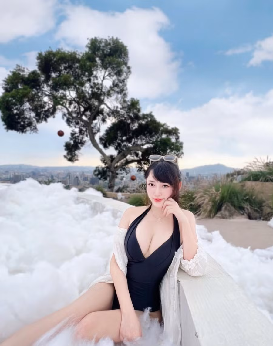 Cô nàng dường như không mấy bận tâm đến những lời bàn tán và tiếp tục chia sẻ những khoảnh khắc gợi cảm. Ảnh: IGNV