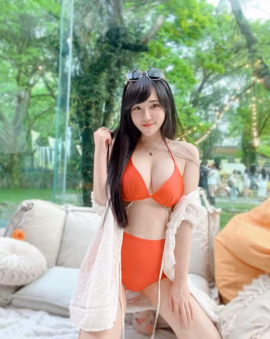 Những hình ảnh Elle diện trang phục gợi cảm thường xuyên được cô chia sẻ trên trang cá nhân, thu hút hàng ngàn lượt tương tác và bình luận.