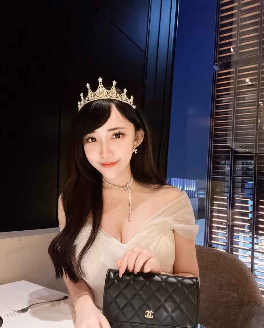 Mặc dù vấp phải những ý kiến trái chiều, Elle vẫn tự tin thể hiện cá tính và gu thời trang riêng của mình.