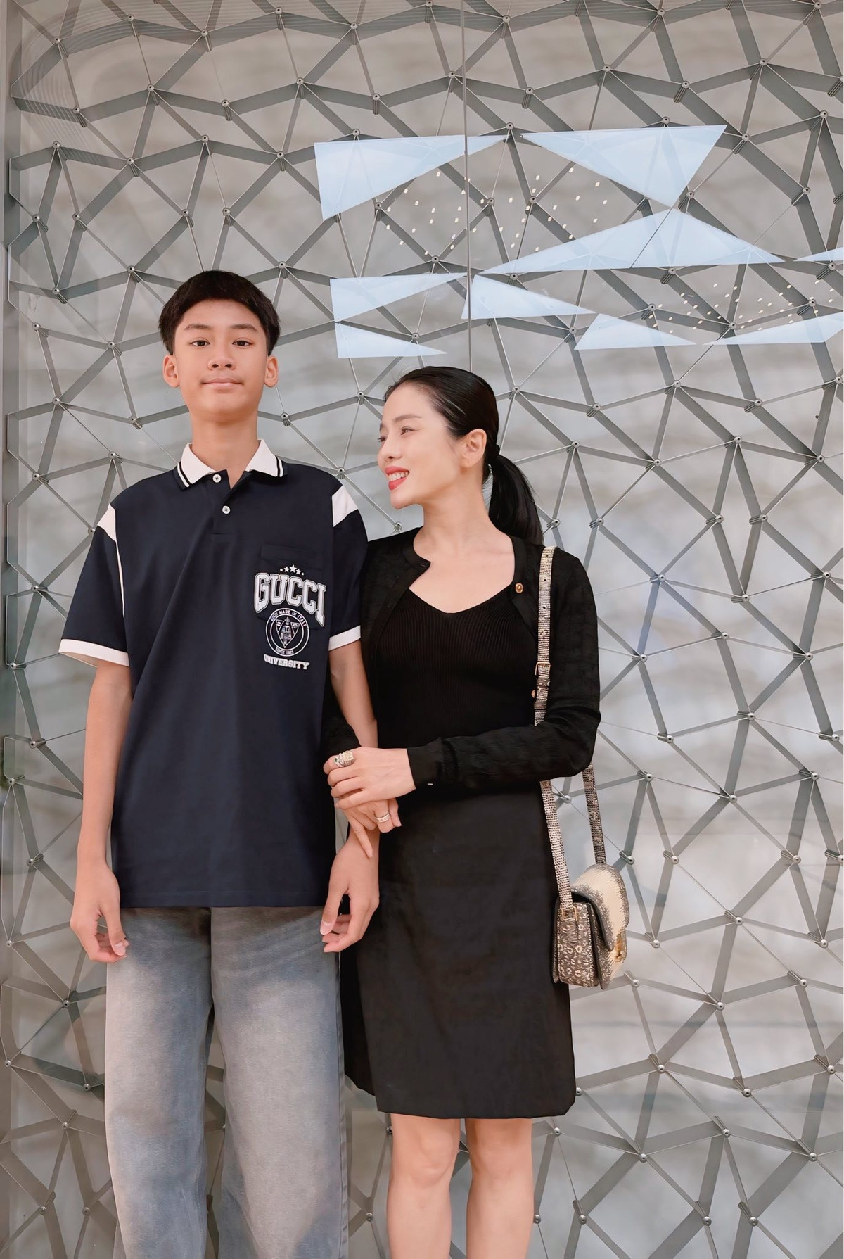 Trong cuộc hôn nhân đầu tiên với doanh nhân Đức Huy, ca sĩ Lệ Quyên có một con trai chung tên thật là Kỳ Anh, sinh năm 2011, thường được gọi thân mật là bé Bo. Dù không còn chung sống, Lệ Quyên và Đức Huy vẫn giữ mối quan hệ văn minh, cùng nhau chăm sóc và dành những điều tốt đẹp nhất cho con trai.