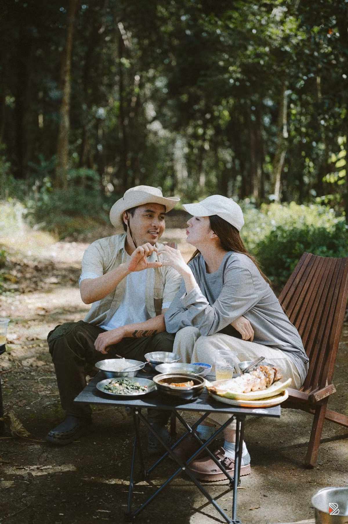 Vợ chồng ca sĩ Hồ Quang Hiếu và Tuệ Như tình tứ tại hậu trường một buổi quay vlog. Ảnh: FB Tuệ Như