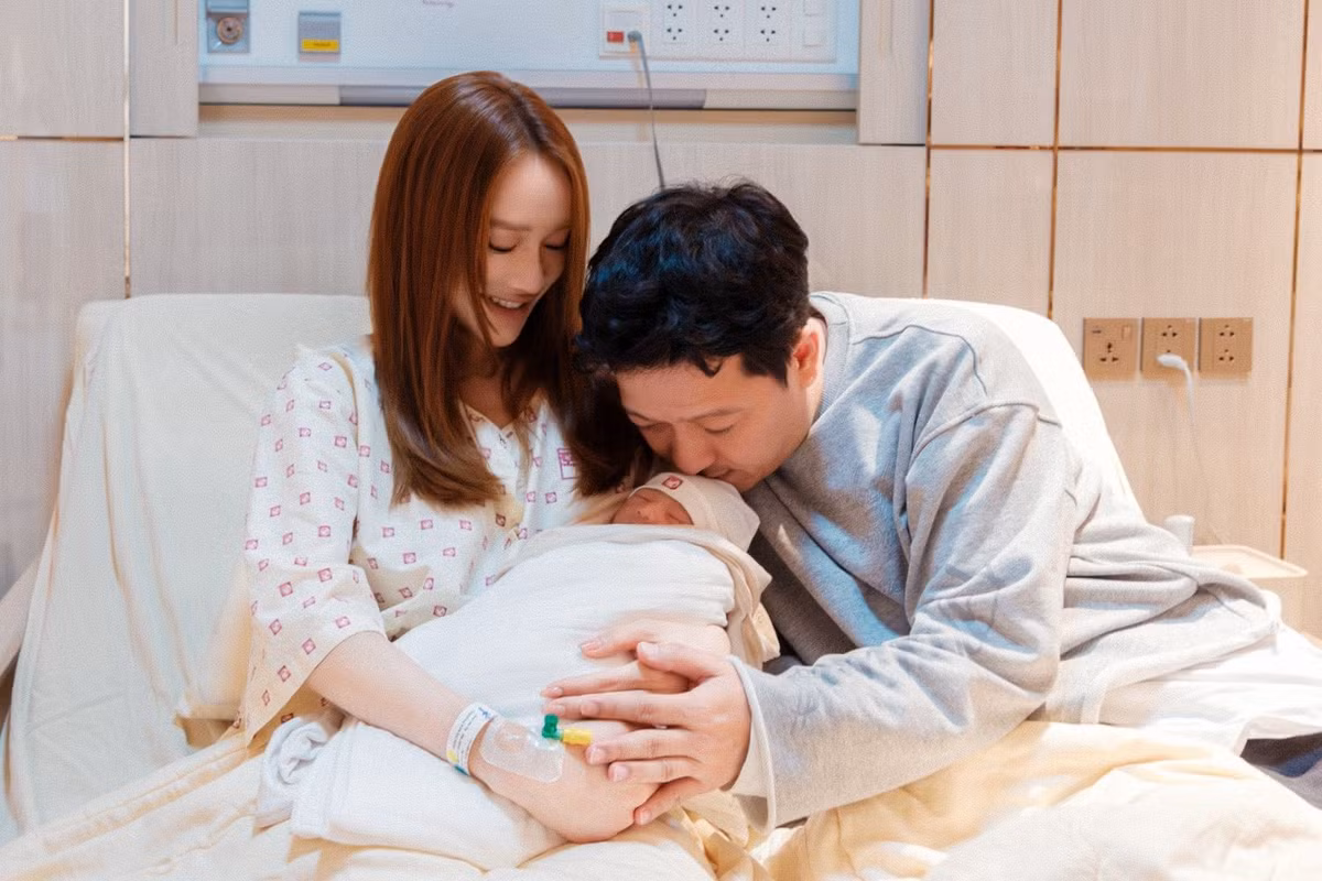 Bên cạnh những lời khen cho sự nỗ lực tập luyện và ăn uống khoa học của Nhã Phương, không ít khán giả đã nhắc tới Trường Giang. Nhiều ý kiến cho rằng, chính sự chăm sóc chu đáo, tâm lý của nam danh hài đã giúp vợ nhanh chóng hồi phục sức khỏe và giữ được tinh thần thoải mái, ngày càng "nhuận sắc" sau mỗi lần sinh nở.