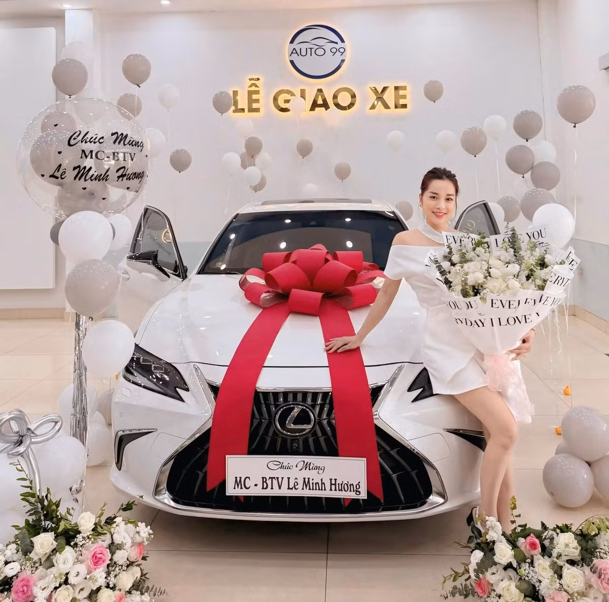 Minh Hương – từng đảm nhiệm vai “Vàng Anh” trong huyền thoại “Nhật ký Vàng Anh” gần đây đăng ảnh bên chiếc xế hộp mới trên trang cá nhân.