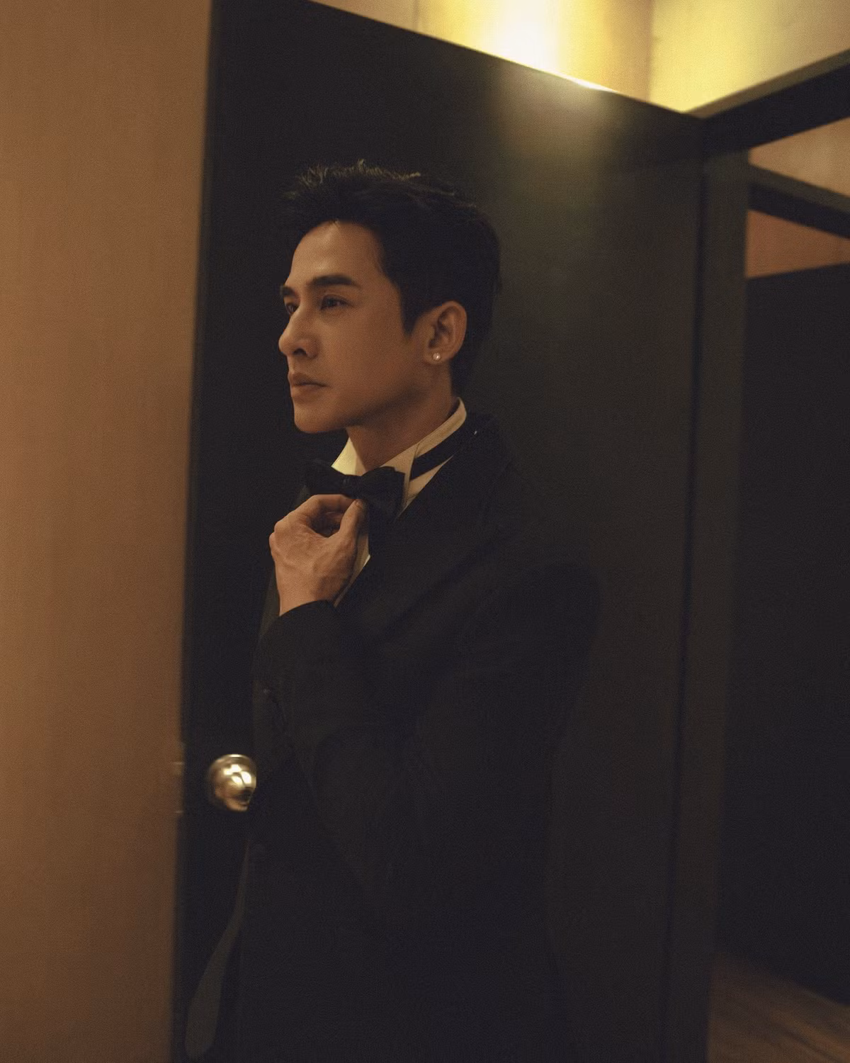 Trong bộ ảnh mới đây, nam diễn viên diện bộ vest đen lịch lãm, khoe vẻ ngoài phong trần.