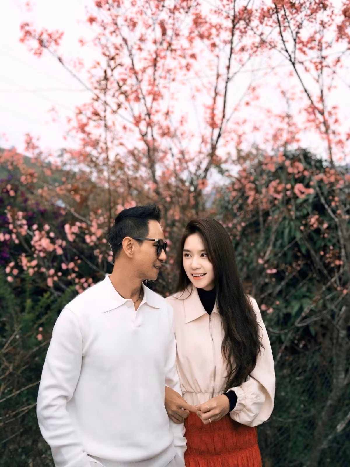 Trong loạt ảnh mới được chia sẻ, Lý Hải và Minh Hà chụp ảnh tình tứ. Giữa khung cảnh mai anh đào nở rộ, cặp đôi sánh bước bên nhau, nhẹ nhàng trao ánh mắt tình cảm như những ngày đầu yêu.