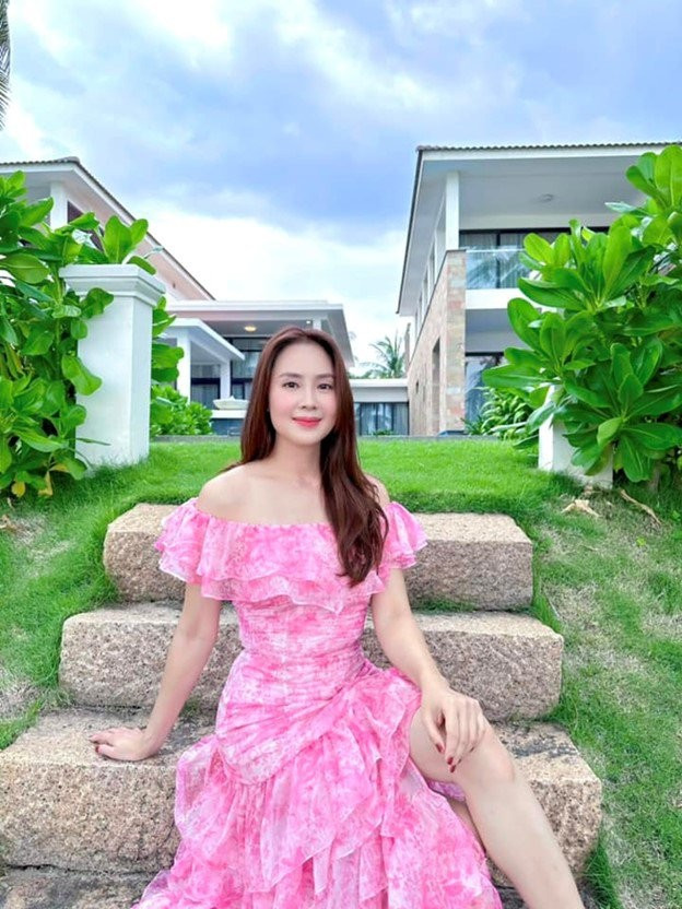 Ông xã của nữ diễn viên được cô miêu tả là người đàn ông của gia đình, yêu thương vợ con bằng những hành động thiết thực hơn là lời nói lãng mạn.