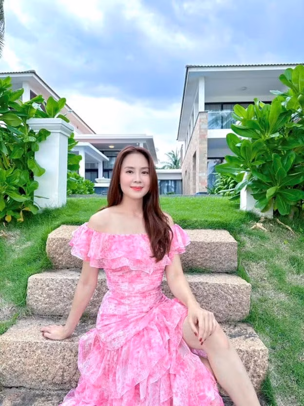 Ông xã của nữ diễn viên được cô miêu tả là người đàn ông của gia đình, yêu thương vợ con bằng những hành động thiết thực hơn là lời nói lãng mạn.