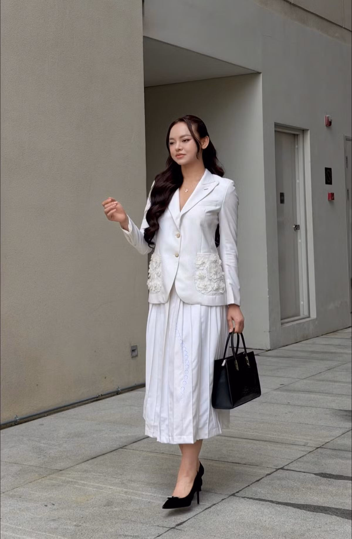 Mai Ngô diện trang phục nữ công sở thanh lịch. Ảnh: FB Mai Ngô