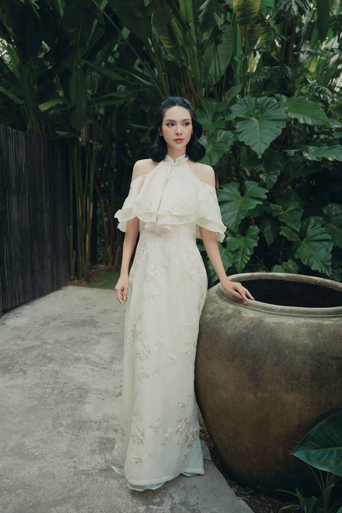 Từ một nữ diễn viên bận rộn với lịch quay dày đặc, cô chuyển mình sang vai trò làm dâu, làm vợ và làm mẹ một cách nhẹ nhàng.