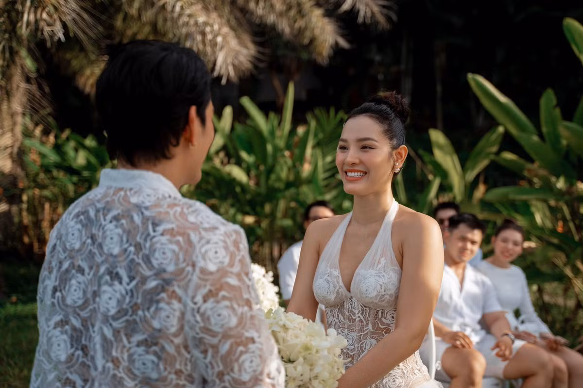 Làn da căng bóng, mịn màng, đôi mắt ẩn chứa niềm hạnh phúc của bà mẹ ba con khiến nhiều người không khỏi ngưỡng mộ. Ảnh: FB Phương Trinh Jolie