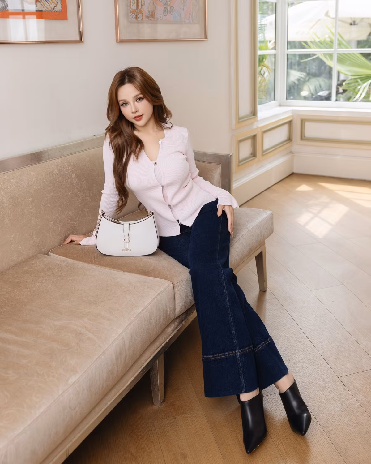 Dù đã trải qua hai lần sinh nở, vóc dáng của mỹ nhân 8X vẫn thon gọn, quyến rũ nhờ chế độ tập luyện chăm chỉ, chăm sóc bản thân kỹ lưỡng và một số phương pháp thẩm mỹ hiện đại.