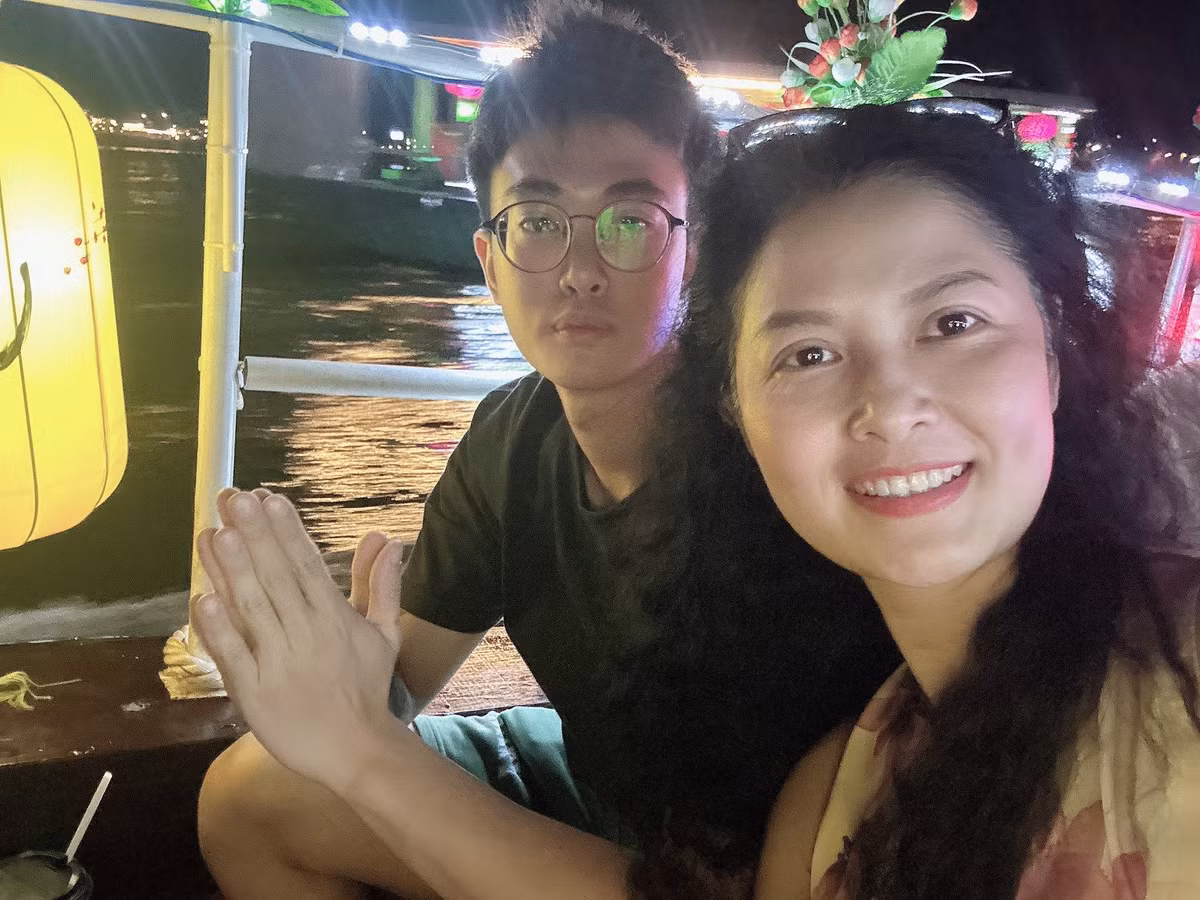 Điều khiến nhiều người bất ngờ là khi để mặt mộc, Đinh Thúy Hà vẫn trẻ trung đến khó tin.