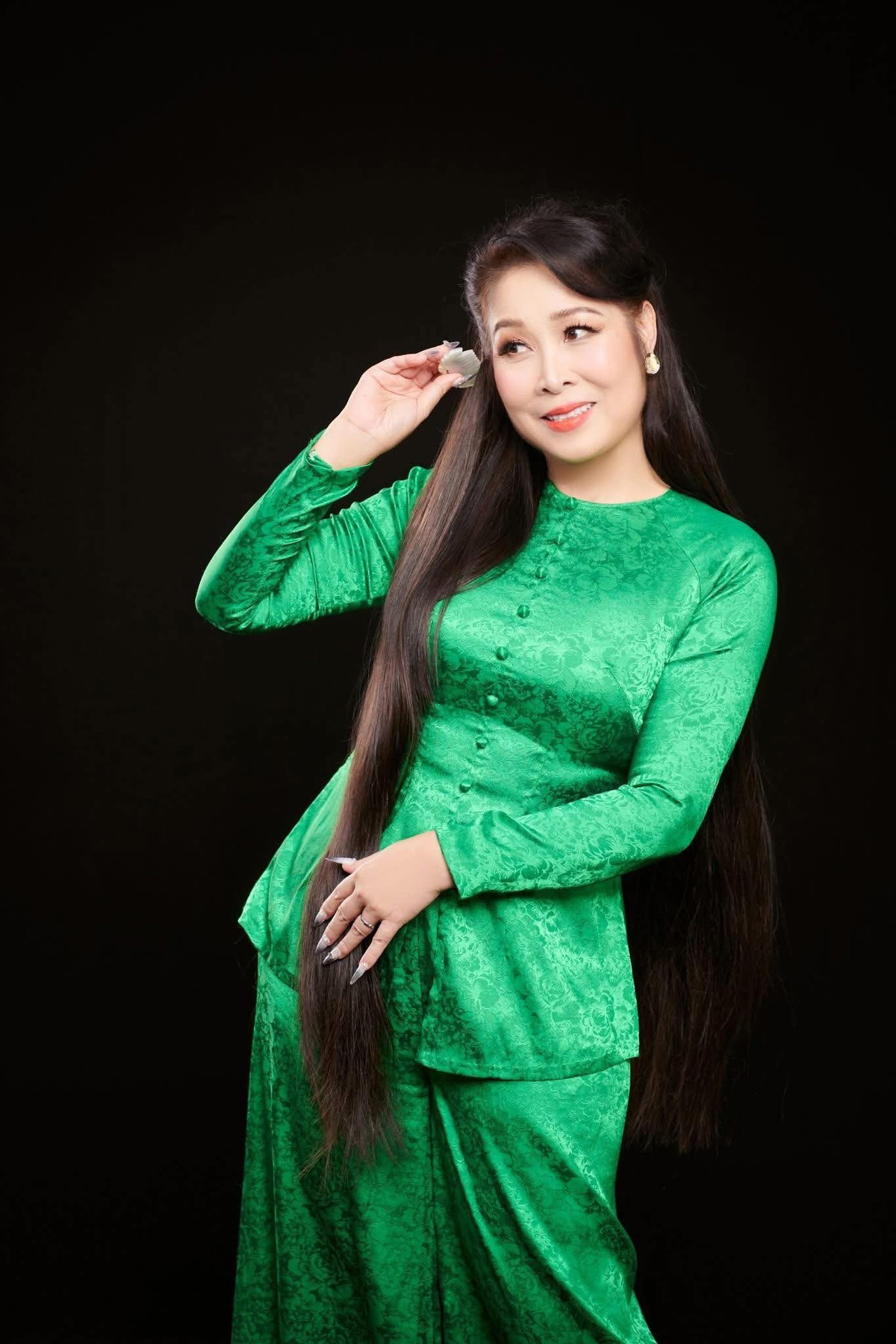 NSND Hồng Vân sinh năm 1966, là một trong những diễn viên hiếm hoi thành công cả trong lĩnh vực chính kịch và hài kịch ở TP HCM.