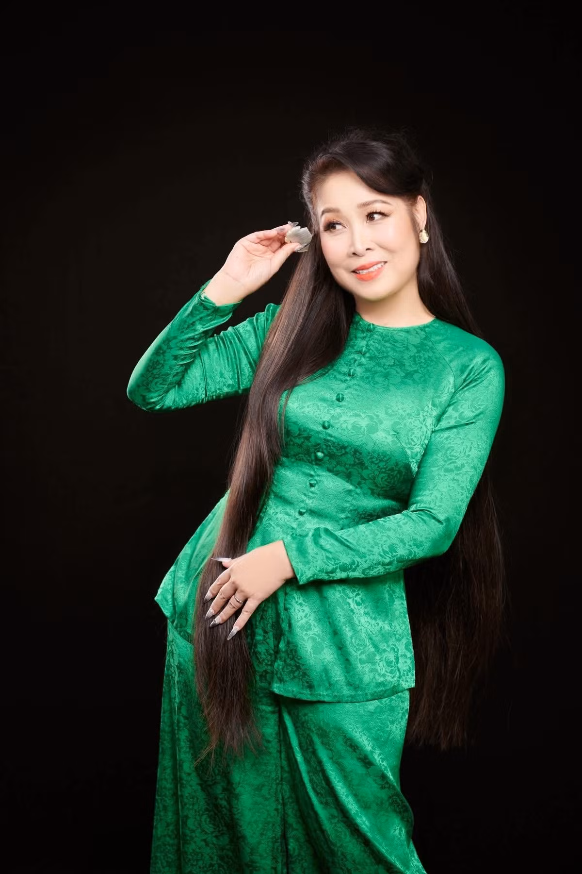 NSND Hồng Vân sinh năm 1966, là một trong những diễn viên hiếm hoi thành công cả trong lĩnh vực chính kịch và hài kịch ở TP HCM.