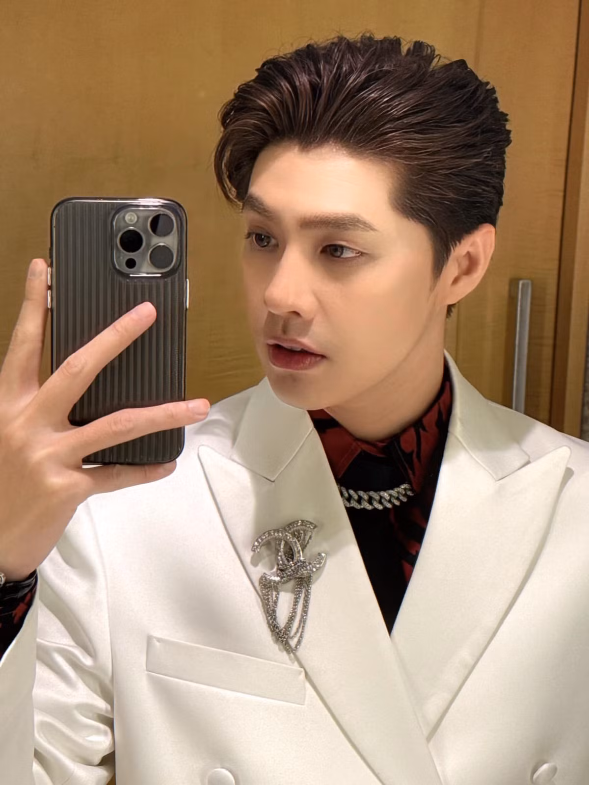 Năm 2022, anh cũng nằm trong top đề cử 100 gương mặt đẹp nhất thế giới do TC Candler bình chọn. Nam ca sĩ Việt được đứng chung danh sách với nhiều ngôi sao lớn khác như Tome Hiddleston, Natalie Portman, Jungkook (BTS)… Ảnh: FB Noo Phước Thịnh