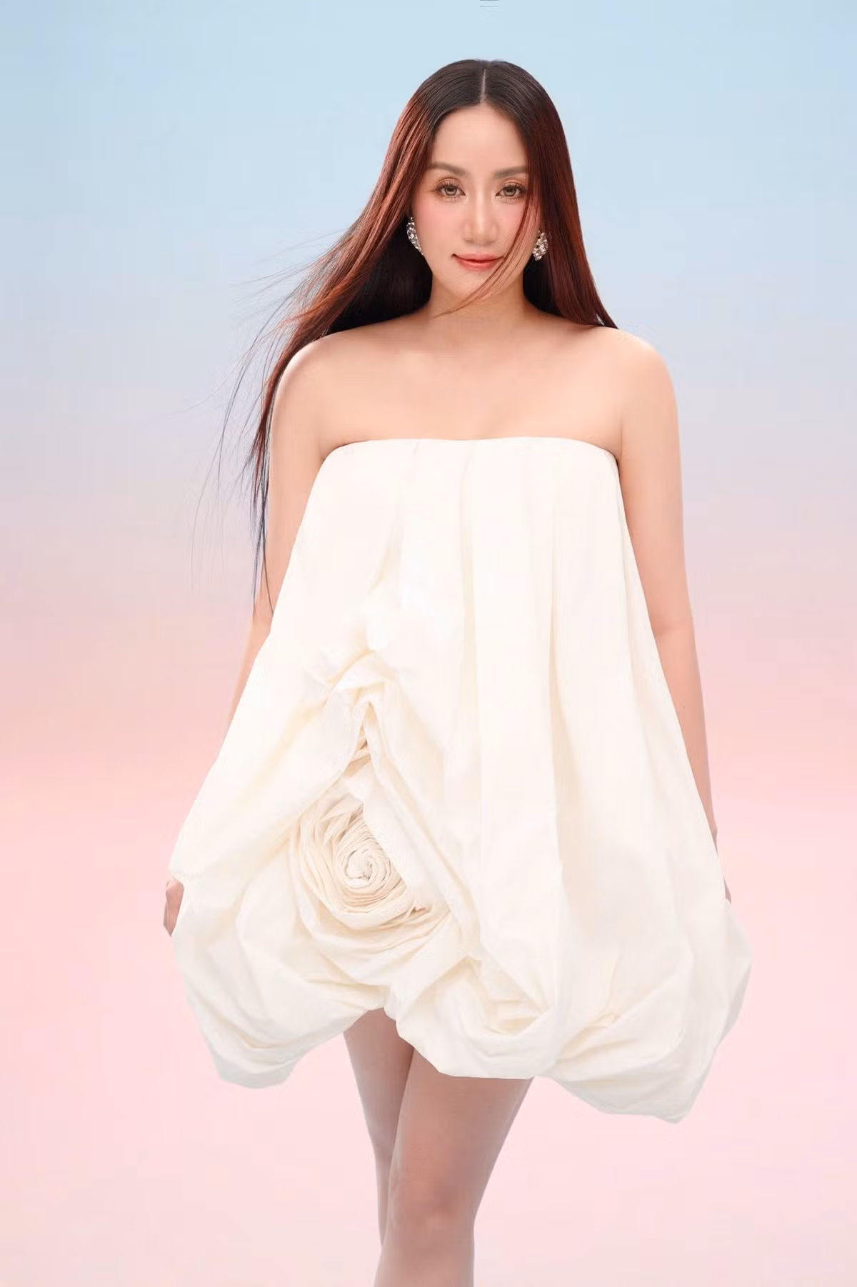 Thiết kế trễ vai là chi tiết giúp tôn lên bờ vai nhỏ, làn da mịn màng và đường nét thanh thoát của cô.