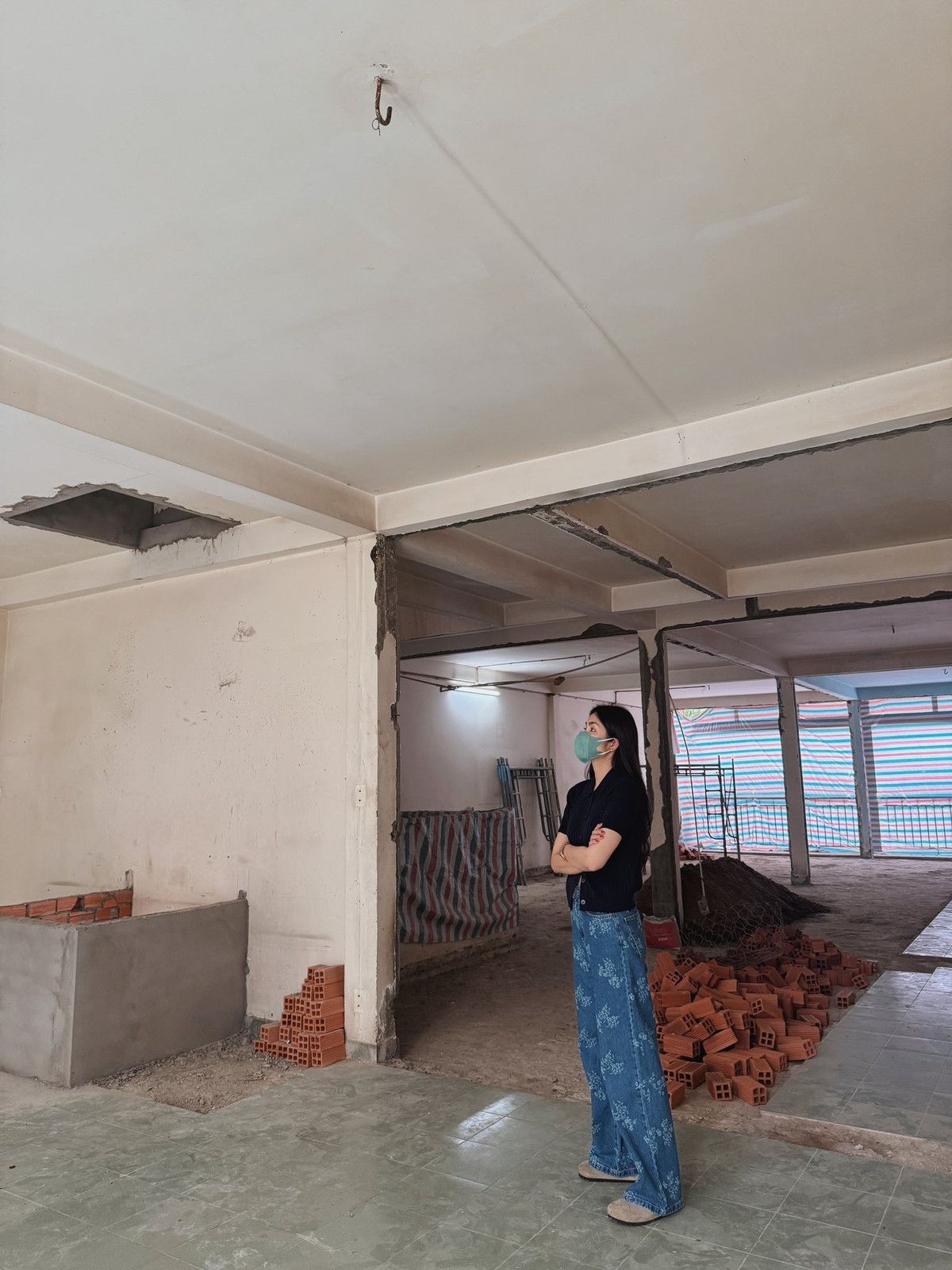 Tăng Thanh Hà bày tỏ háo hức khi đến kiểm tra công trình cho một cơ sở kinh doanh mới. Ảnh: FB Tang Thanh Ha