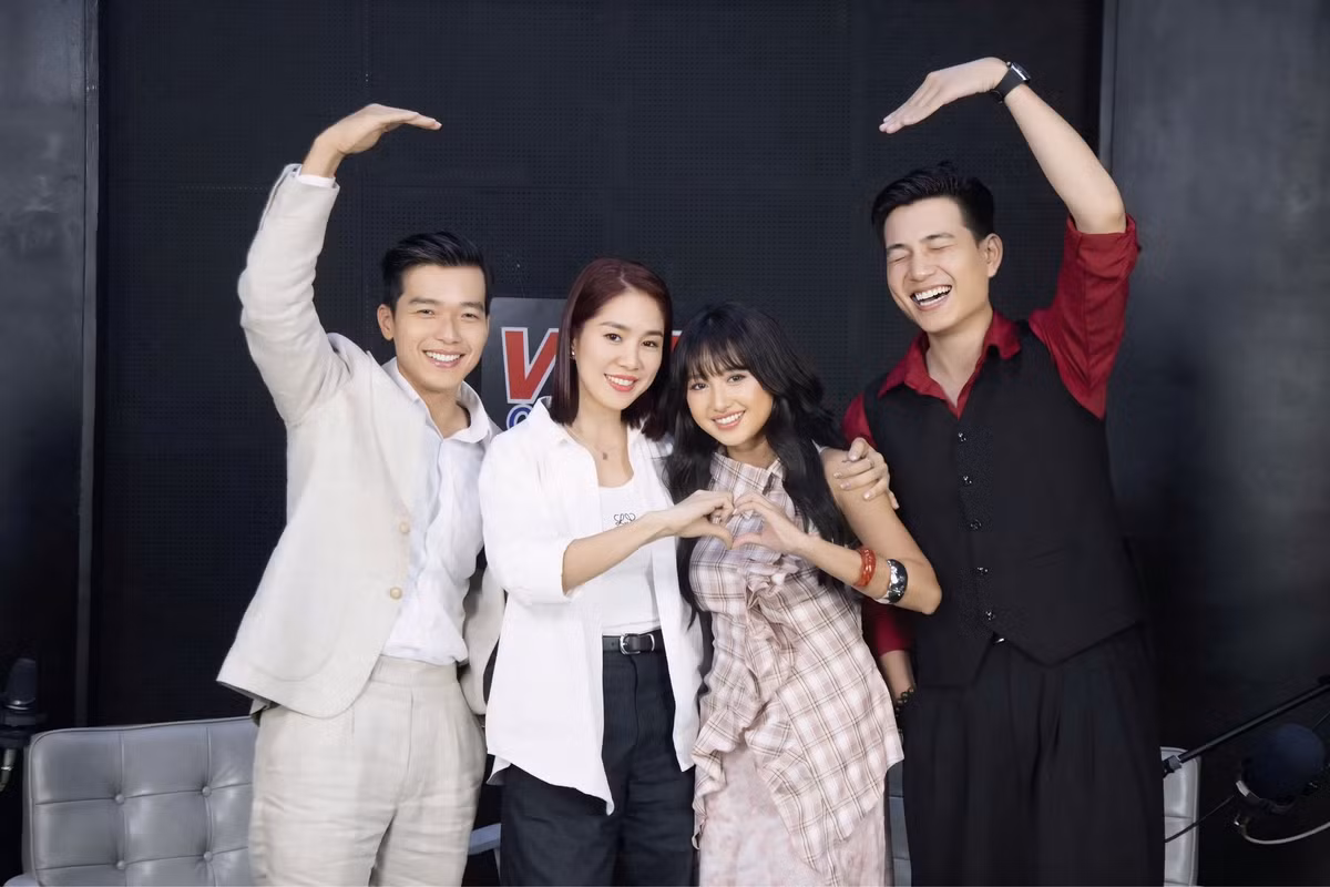 Diễn viên Lê Phương cùng ê-kip đoàn phim đi giao lưu với khán giả trên sóng phát thanh. Ảnh: FB Lê Phương