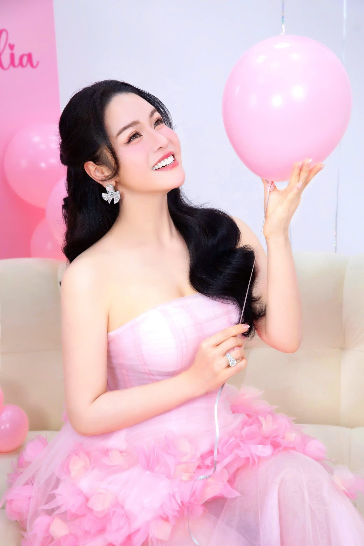 Cô đang sống cùng con gái trong căn biệt thự tại TP.HCM. Ảnh: FB Nhật Kim Anh