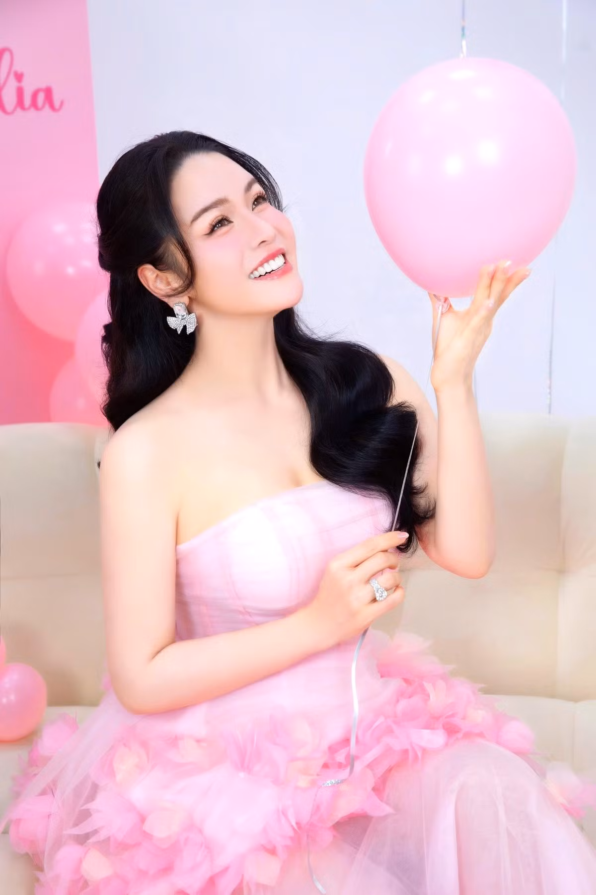 Cô đang sống cùng con gái trong căn biệt thự tại TP.HCM. Ảnh: FB Nhật Kim Anh