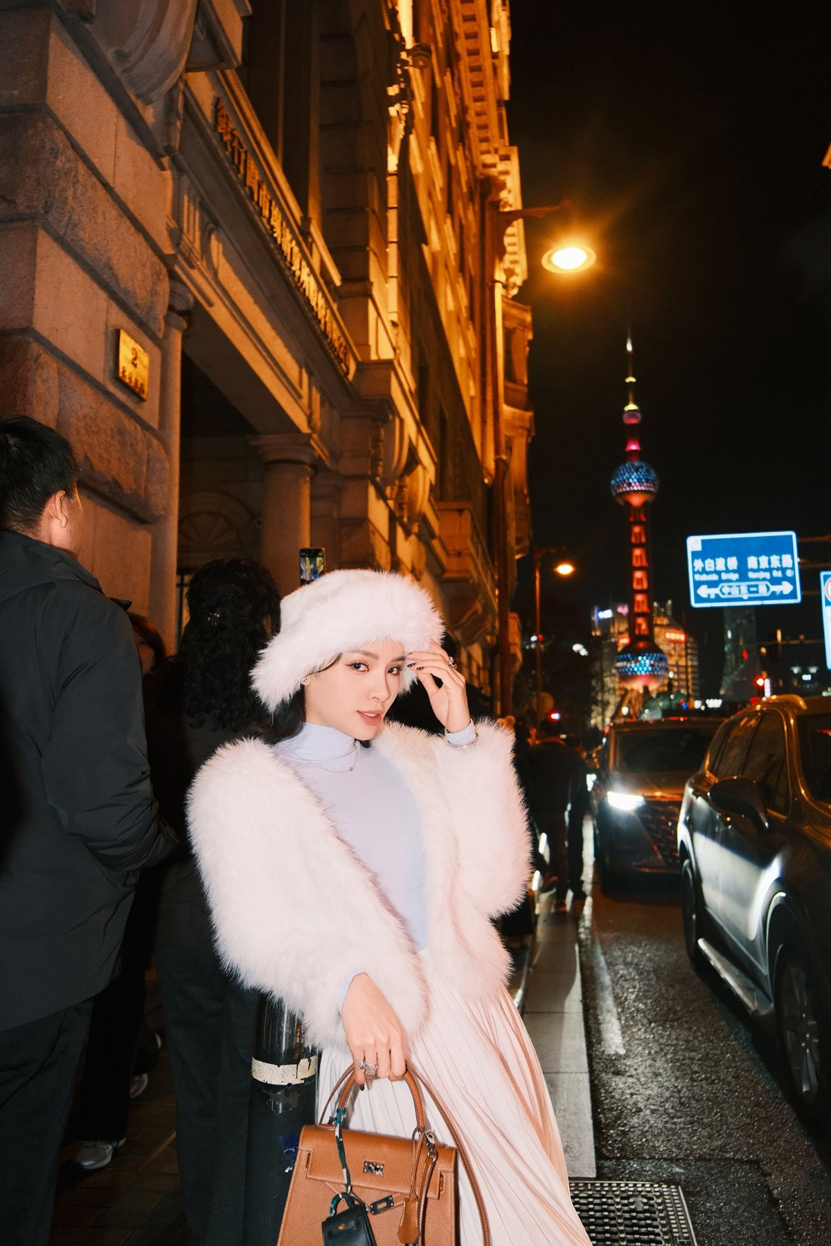 Mới đây, Phương Trinh Jolie chia sẻ loạt hình ảnh ghi lại chuyến đi Thượng Hải cùng chồng, con gái và nhóm bạn thân.