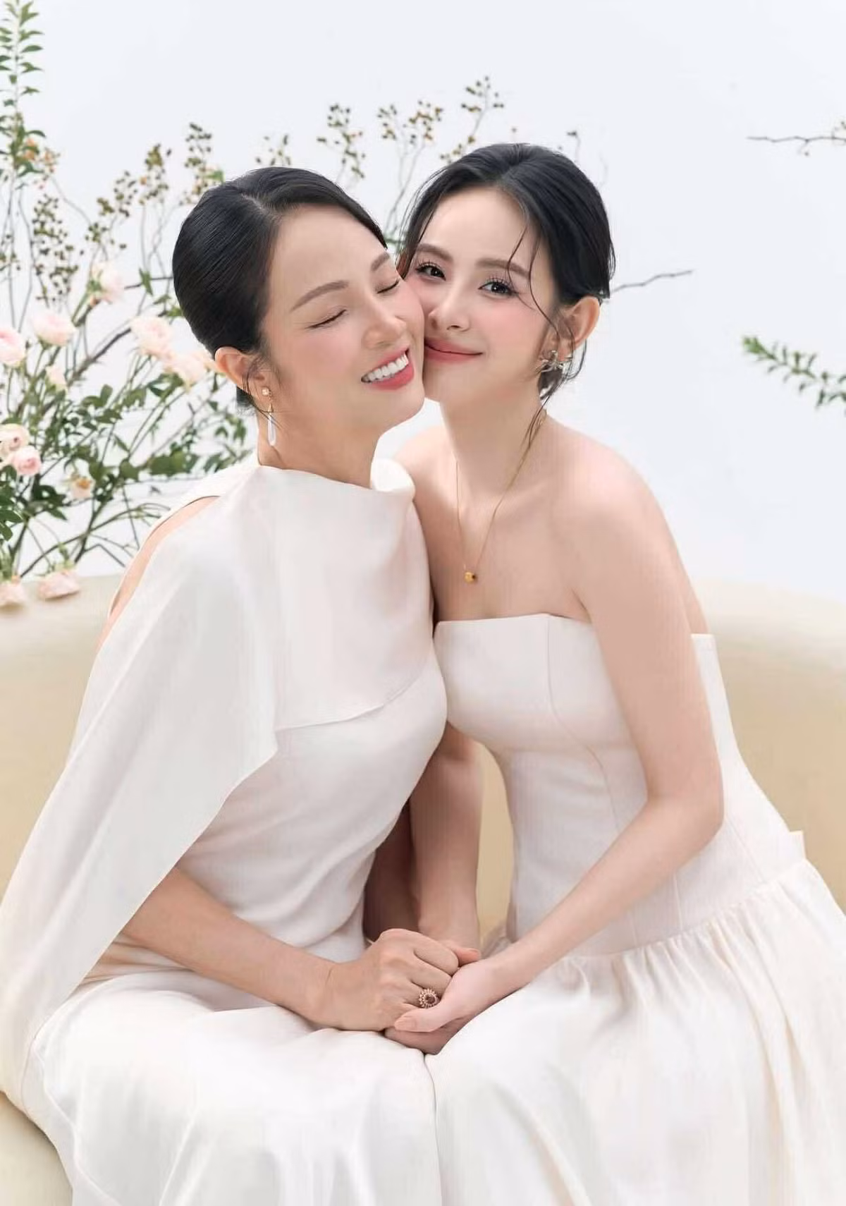 Hai mẹ con Hương Liên toát lên thần thái dịu dàng nhưng sang trọng, đậm chất “mẹ con nhà người ta”.