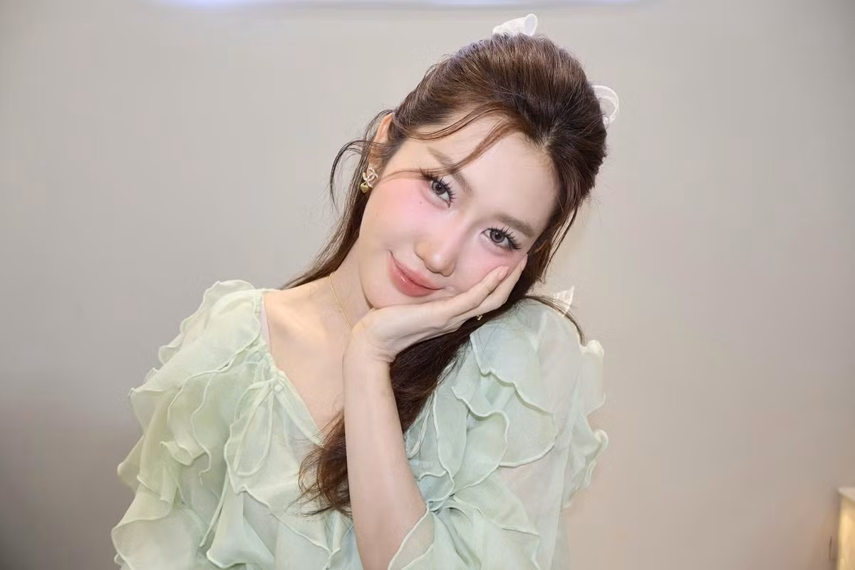 So với thời thi hoa hậu, Thúy Ngân của hiện tại là một phiên bản hoàn toàn khác. Gương mặt hài hòa, đôi mắt có chiều sâu, làn da trắng hồng tự nhiên và nụ cười nhẹ nhàng khiến cô luôn nổi bật dù chỉ trang điểm nhẹ nhàng. Ảnh: FB Lê Huỳnh Thuý Ngân