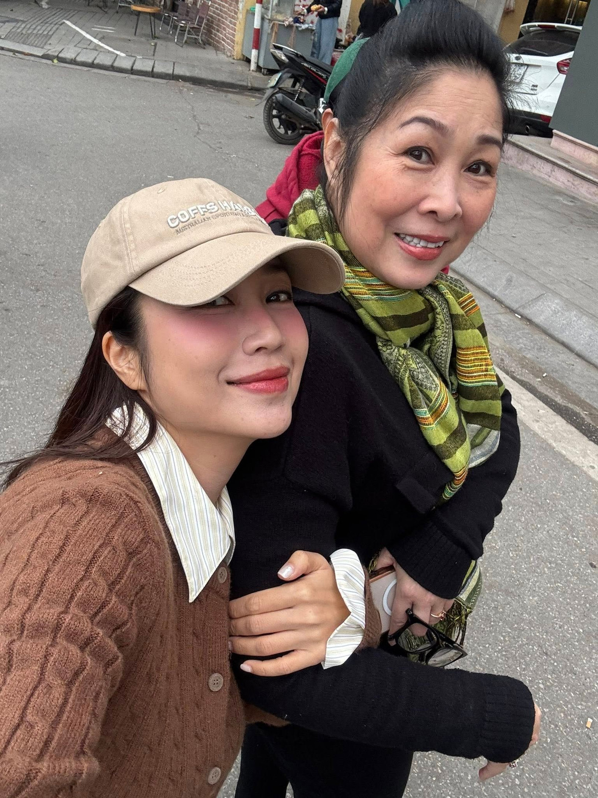 NSND Hồng Vân và NSƯT Ốc Thanh Vân hào hứng ra Hà Nội quay tiểu phẩm Tết. Ảnh: FB Ốc Thanh Vân