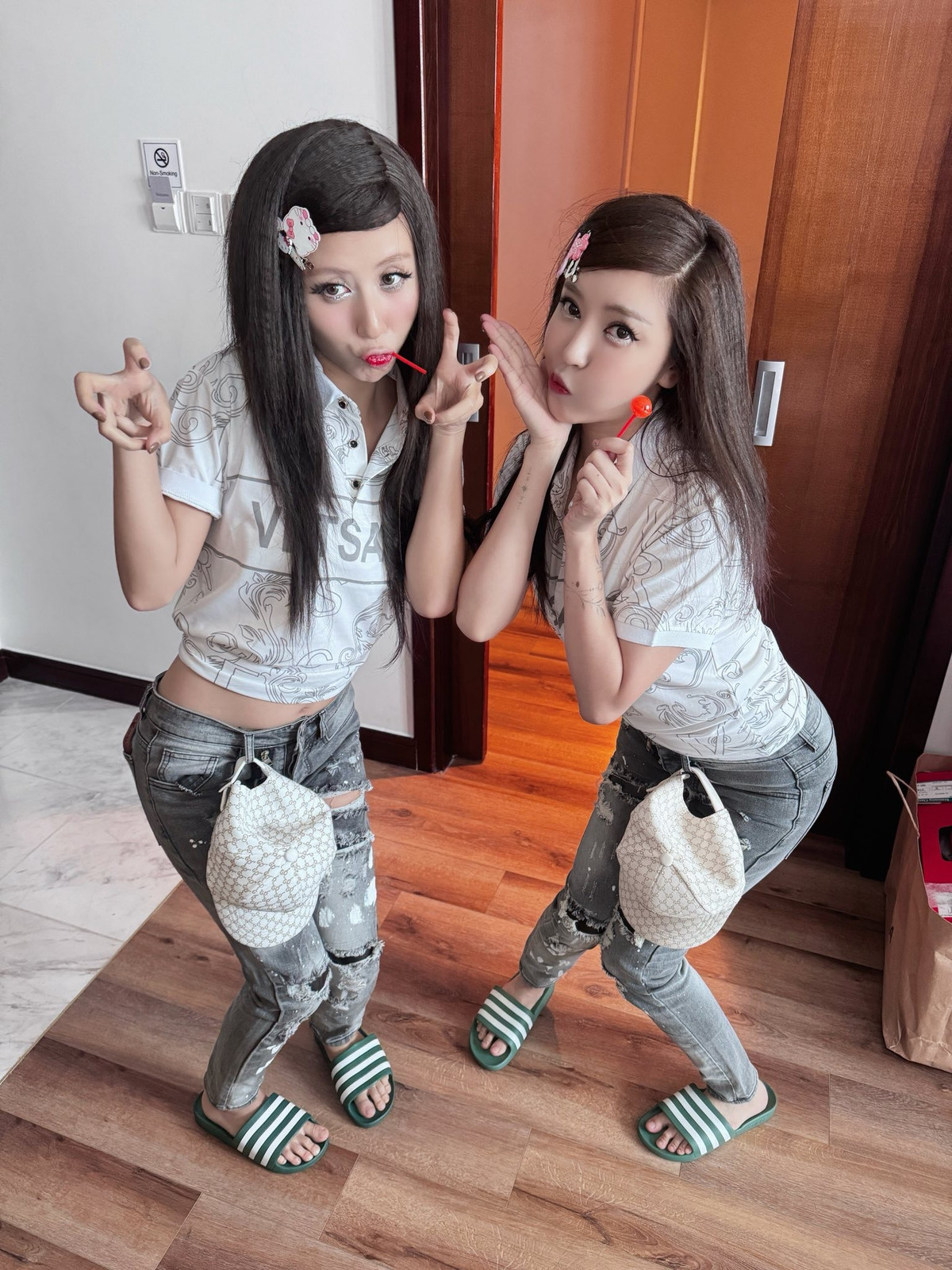 Bích Phương và Quỳnh Anh Shyn gây cười với tạo hình như mốt những năm 2000. Ảnh: FB Bích Phương