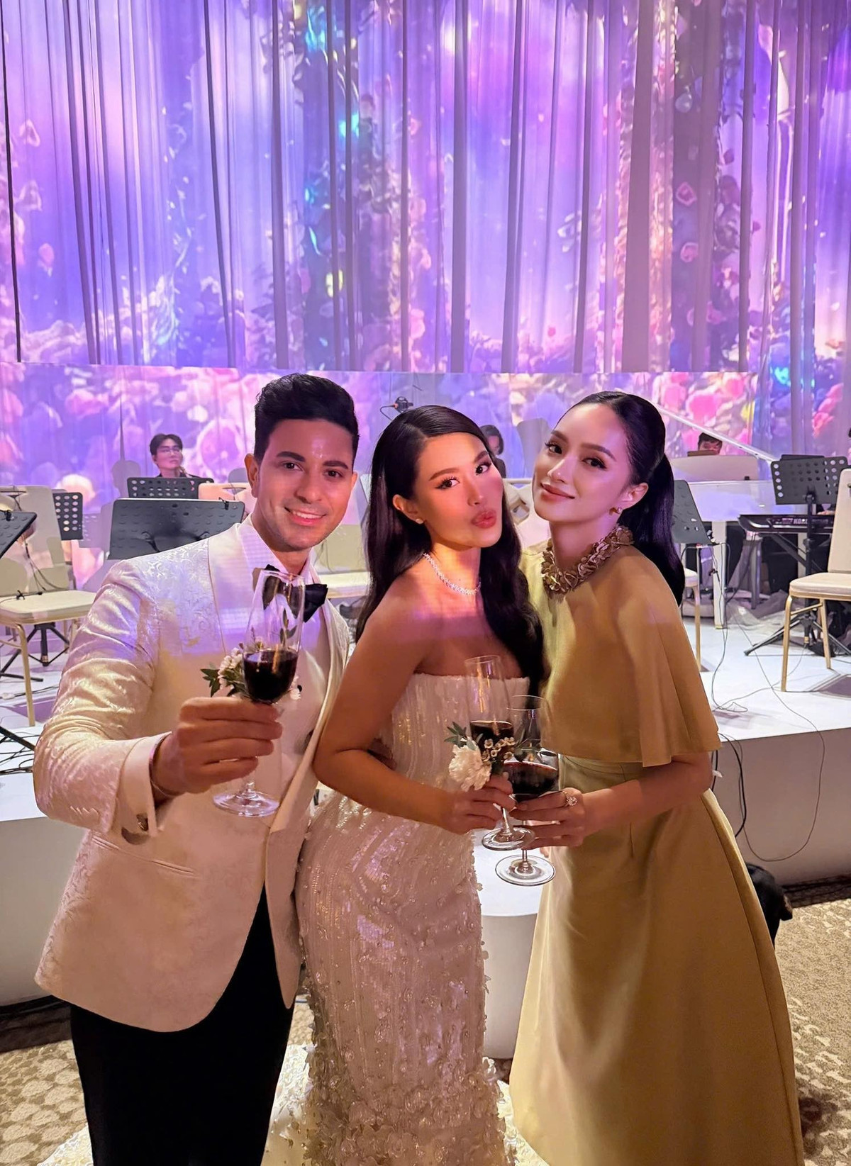 Hoa hậu Hương Giang là một trong những khách mời tại đám cưới xa hoa của rich kid Tiên Nguyễn và chú rể Justin Cohen. Ảnh: FB Nguyễn Hương Giang