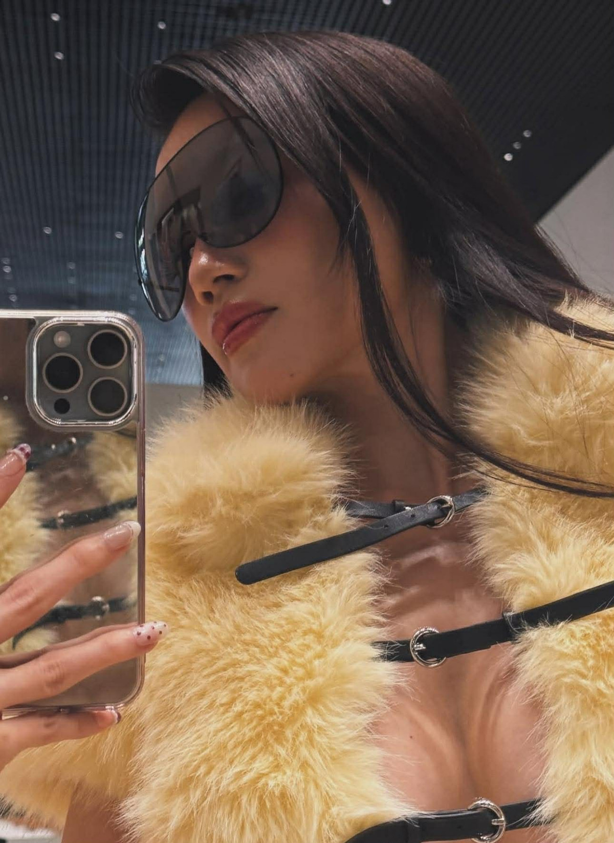 Nhiều ý kiến bày tỏ sự ngưỡng mộ khi nữ ca sĩ vẫn giữ được body nóng bỏng dù đã bước sang tuổi 40.