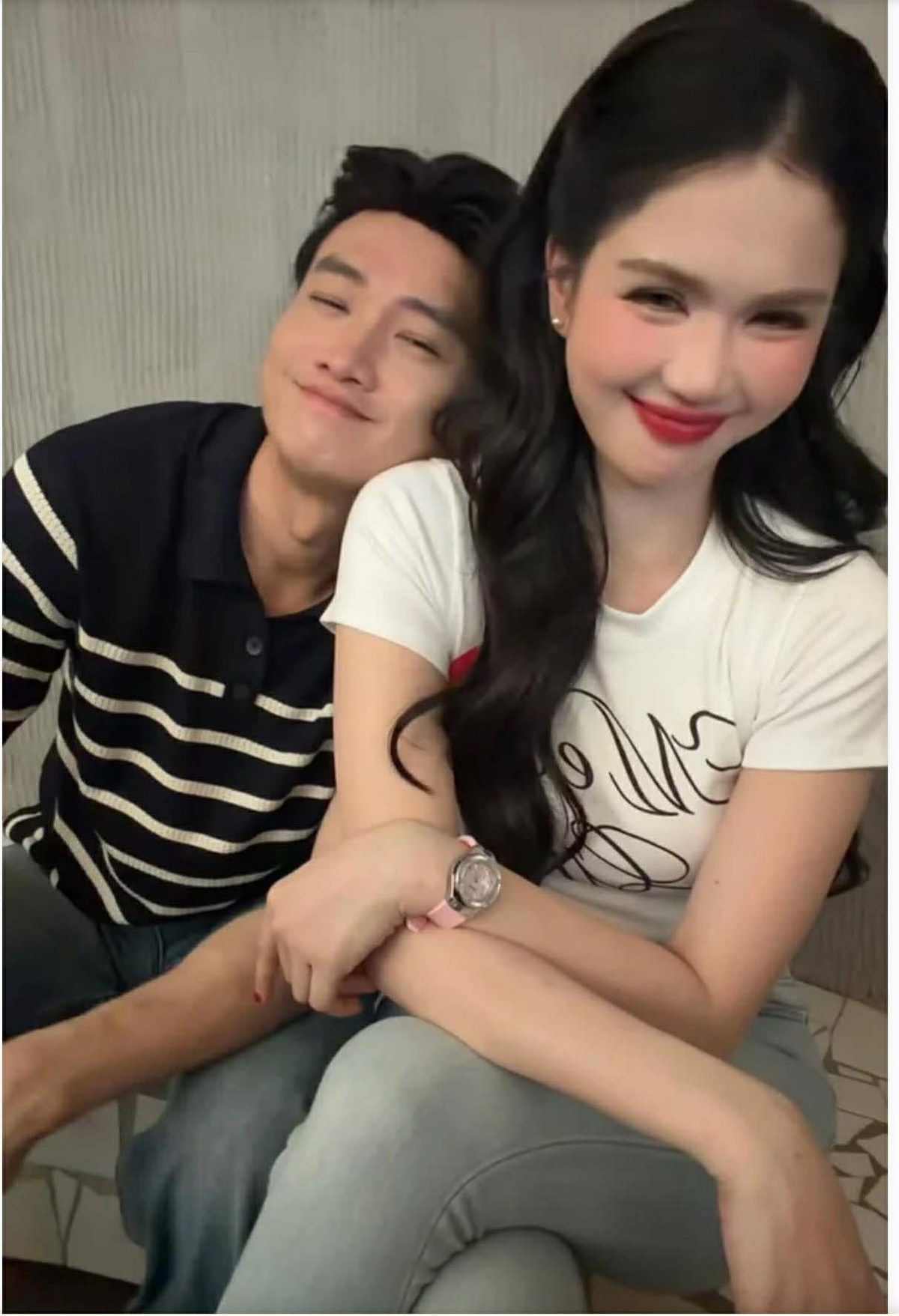 Thời gian gần đây, Quốc Trường và Ngọc Trinh trở thành cặp đôi được cư dân mạng “đẩy thuyền” nhiệt tình. Không chỉ xuất hiện cùng nhau trong các phiên livestream quảng bá sản phẩm, cả hai còn thường xuyên đồng hành trong nhiều hoạt động đời thường.