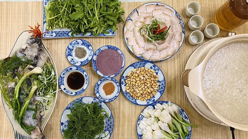 Theo người dân bản địa, cháo ám không phải món ăn thường ngày mà thường xuất hiện trong những dịp đặc biệt hoặc dùng để đãi khách quý. Chính vì thế, món ăn này mang ý nghĩa hiếu khách và thể hiện sự trân trọng của người nấu dành cho người thưởng thức.