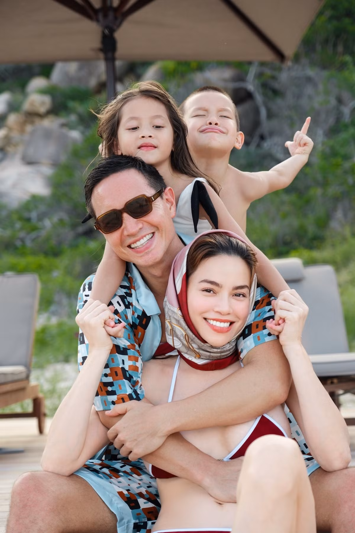 Gia đình của Hồ Ngọc Hà chụp ảnh cùng nhau trong chuyến du lịch hè. Ảnh: FB Ho Ngoc Ha