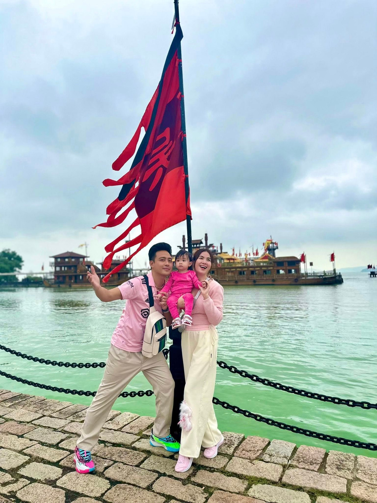 Gia đình Thanh Duy - Kha Ly check in phim trường Tam Quốc, ở Vô Tích (Trung Quốc). Ảnh: FB Lại Thị Kha Ly