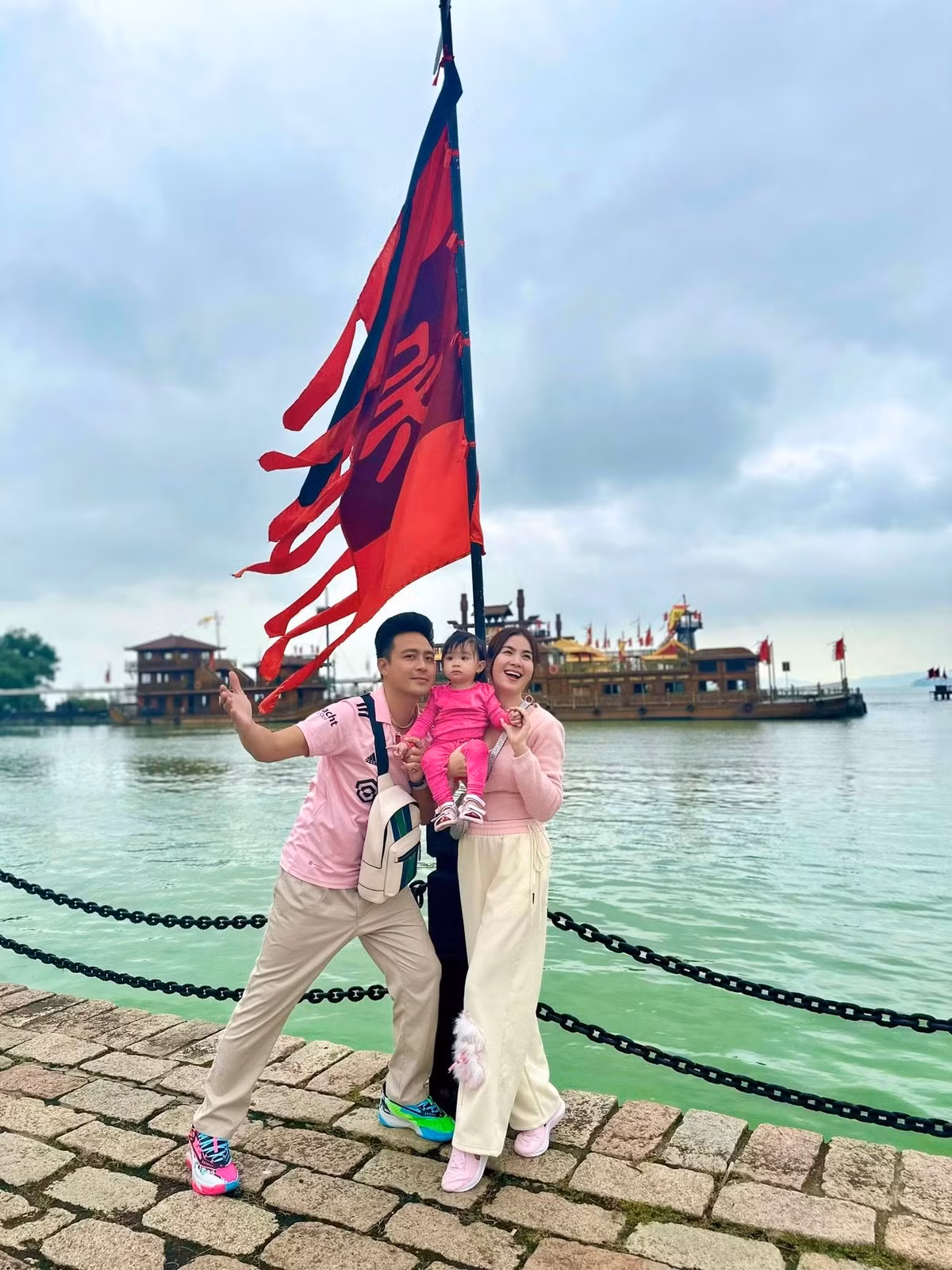 Gia đình Thanh Duy - Kha Ly check in phim trường Tam Quốc, ở Vô Tích (Trung Quốc). Ảnh: FB Lại Thị Kha Ly