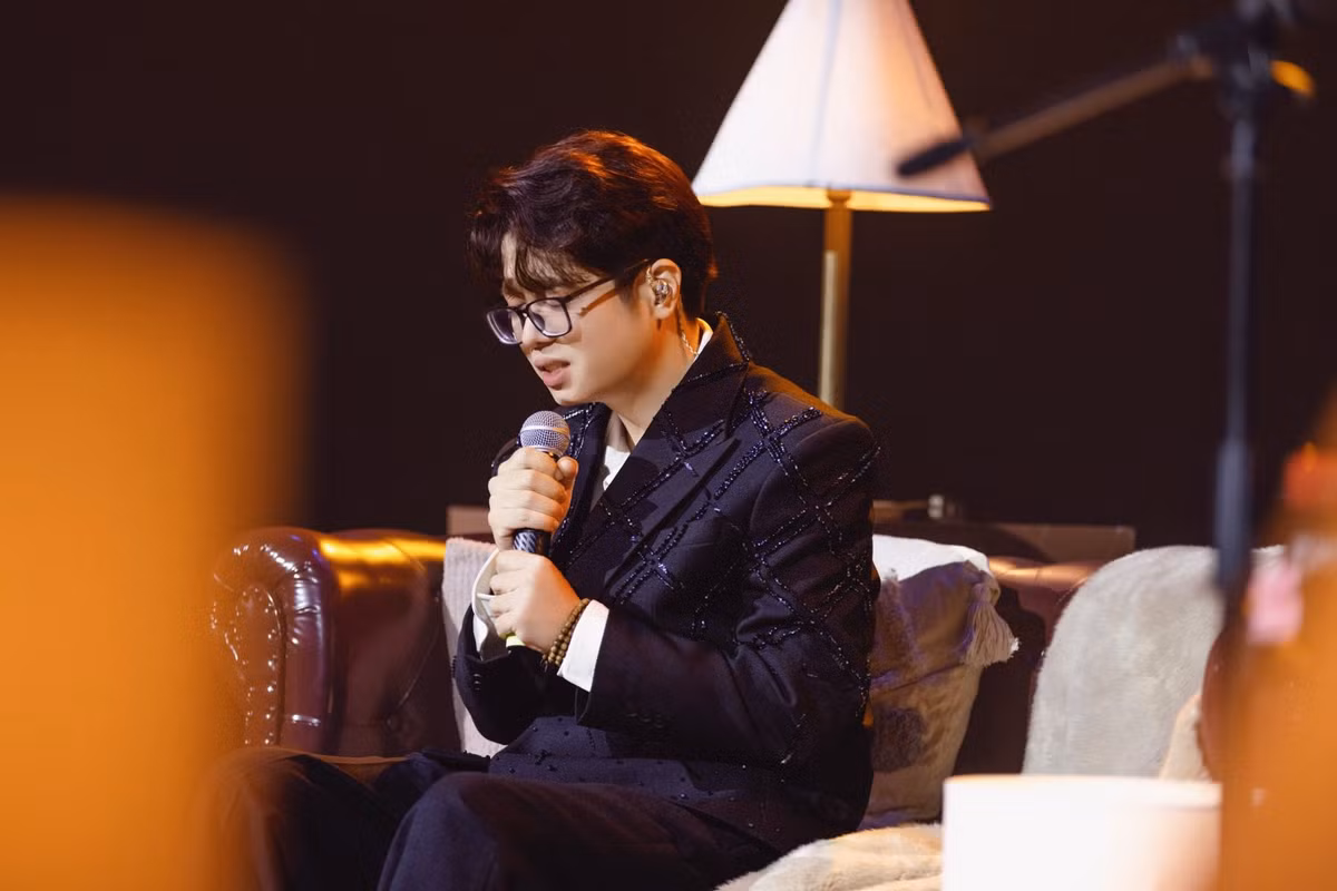 Bùi Anh Tuấn nồng nàn cảm xúc trên sân khấu âm nhạc. Ảnh: FB Bùi Anh Tuấn