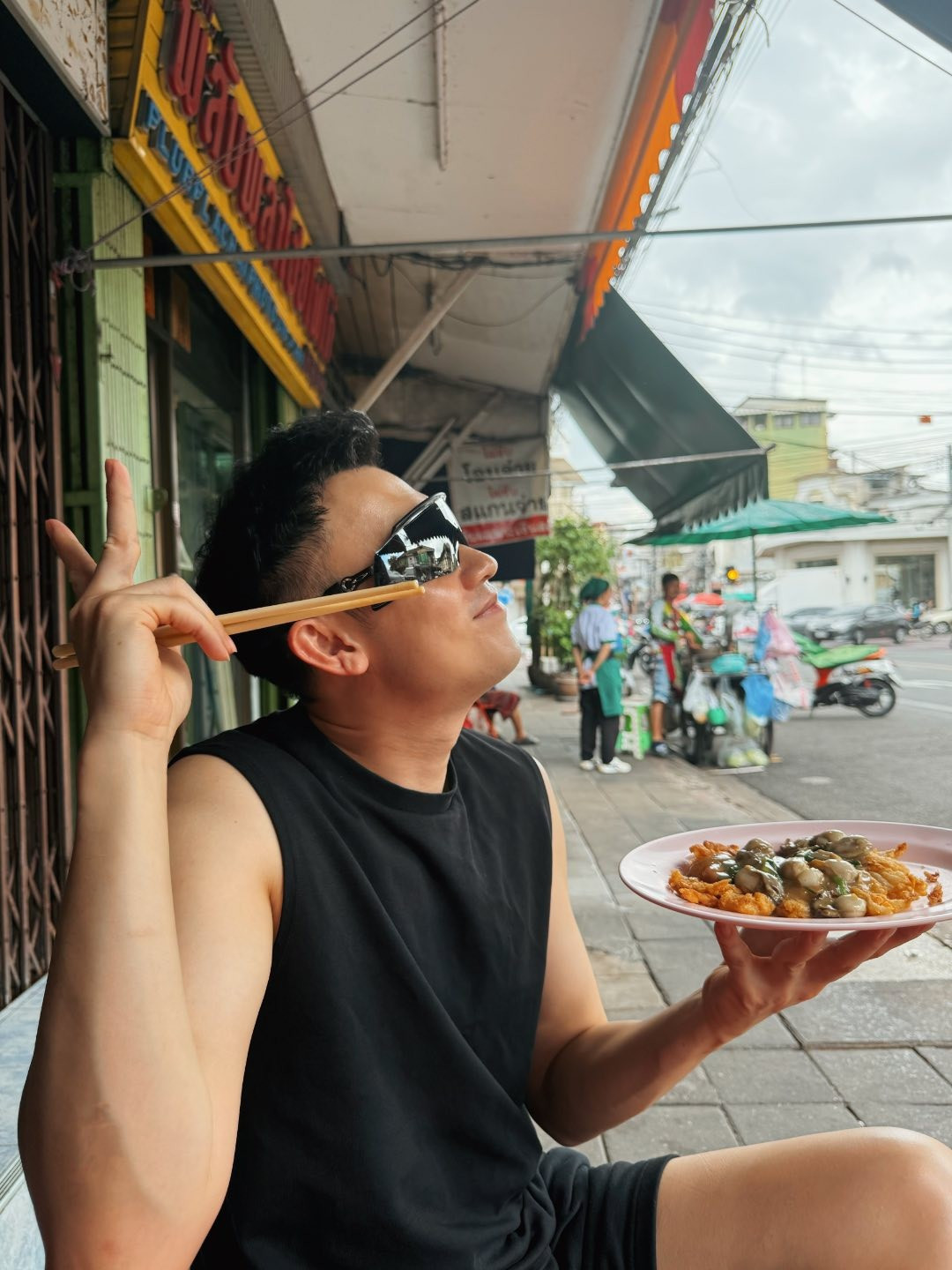 Dương Triệu Vũ thưởng thức món ăn khi du lịch Thái Lan. Ảnh: FB Dương Triệu Vũ