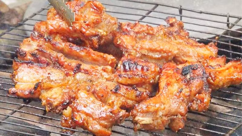 Ướp thịt nướng cơm tấm: Công thức gồm 2 muỗng mật ong, 1 muỗng đường nâu, 1 muỗng nước mắm, dầu hào, dầu điều, sả băm, hành tỏi băm. Thịt lên màu vàng đậm, vị ngọt thanh đúng chuẩn sườn cơm tấm Sài Gòn.