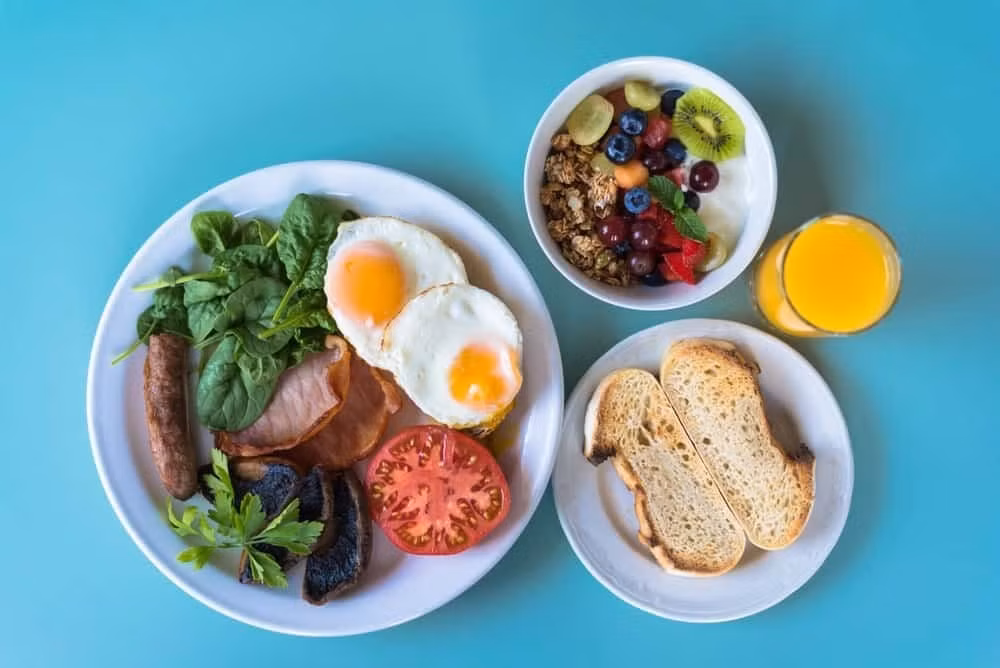 Bữa sáng đóng vai trò quan trọng đối với sức khỏe, nhưng lựa chọn thực phẩm không hợp lý có thể gây ra những tác động tiêu cực lâu dài. Việc hạn chế các món ăn nhiều muối như mì ăn liền, thực phẩm chế biến sẵn hay nước dùng quá đậm đà sẽ giúp giảm gánh nặng cho thận.