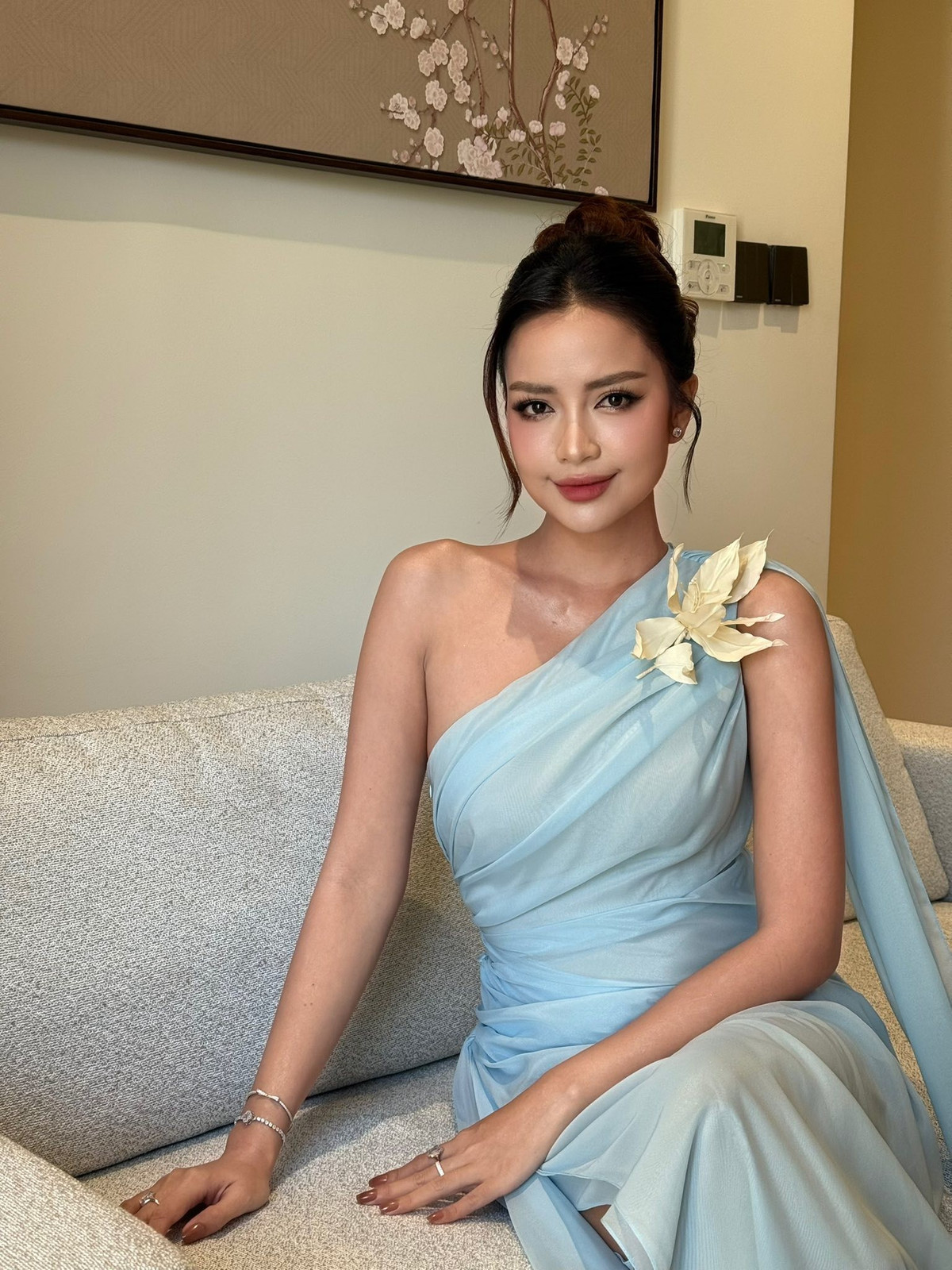 Hoa hậu Ngọc Châu trong chuyến công tác tại Thủ đô. Ảnh: FB Nguyễn Thị Ngọc Châu