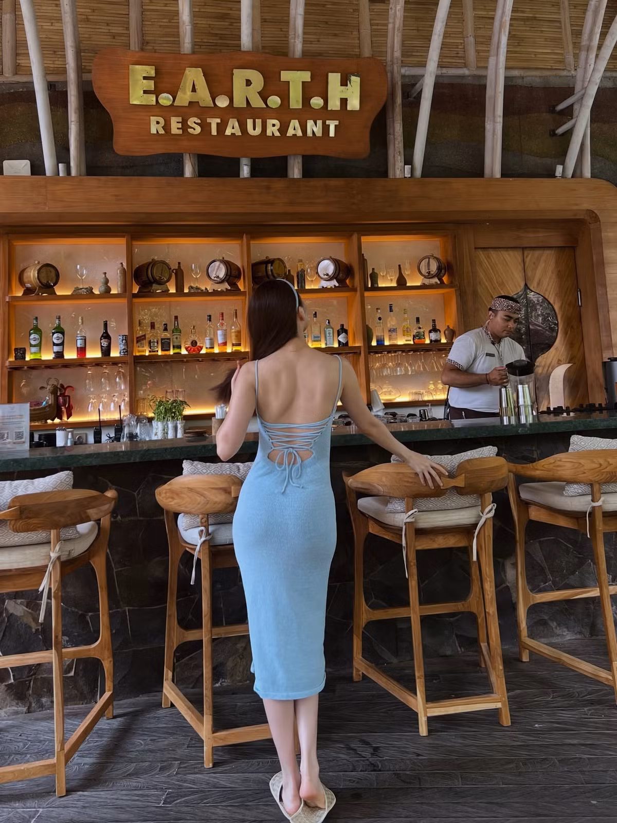 Sở hữu vóc dáng mảnh mai và đôi chân thon dài, Thiều Bảo Trang luôn chinh phục được nhiều item thời trang từ nữ tính, gợi cảm đến hiện đại cá tính. Ảnh: FB Thiều Bảo Trang