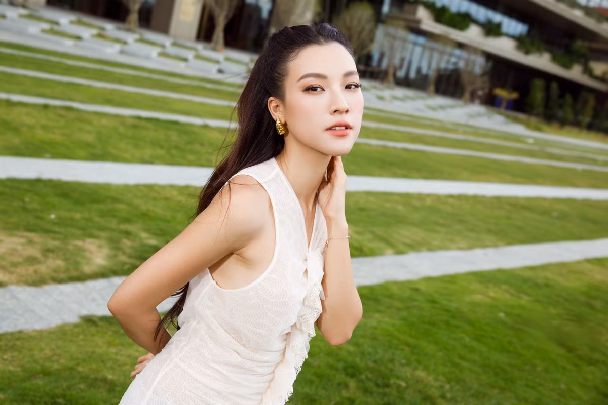 Trong các sự kiện, Hoàng Oanh luôn xuất hiện chỉn chu, cuốn hút với vai trò MC. Lối dẫn dắt tự tin, duyên dáng cùng thần thái trẻ trung, tràn đầy sức sống giúp cô nhận về nhiều lời khen ngợi.