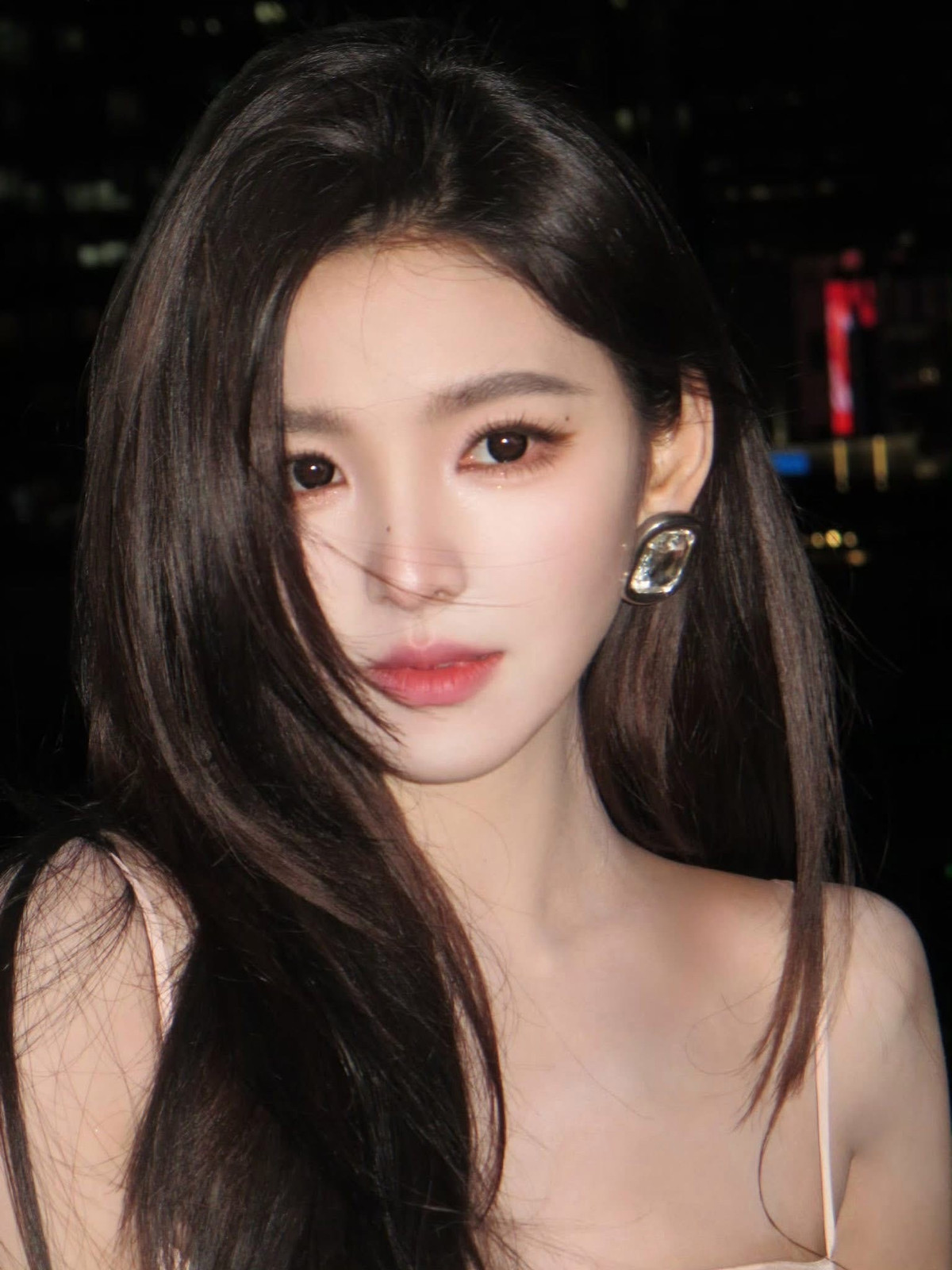 Nữ diễn viên lựa chọn tạo hình gợi cảm khó rời mắt, khoe trọn vóc dáng thon gọn và khí chất ngày càng cuốn hút.