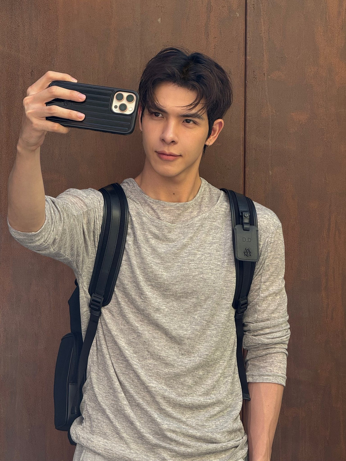 Không chỉ có gu thời trang ấn tượng, Denis Đặng còn được biết đến là người có học vấn “xịn sò”. Anh từng thi đỗ Đại học Y Hà Nội ngành Đa khoa, sau đó quyết định theo học tại Đại học Ngoại thương và từng tốt nghiệp Đại học Ngoại thương Hà Nội với tấm bằng xuất sắc khoa Tài chính Ngân hàng, sau đó còn nhận được học bổng Thạc sĩ tại HEC Paris, Pháp.