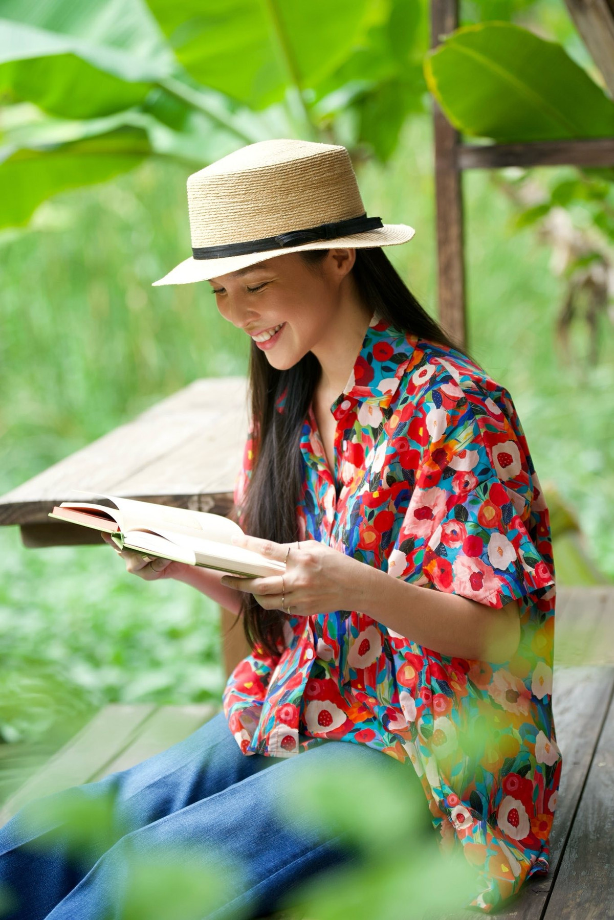 Hiền Thục thư thái ngồi đọc sách. Ảnh: FB Hien Thuc