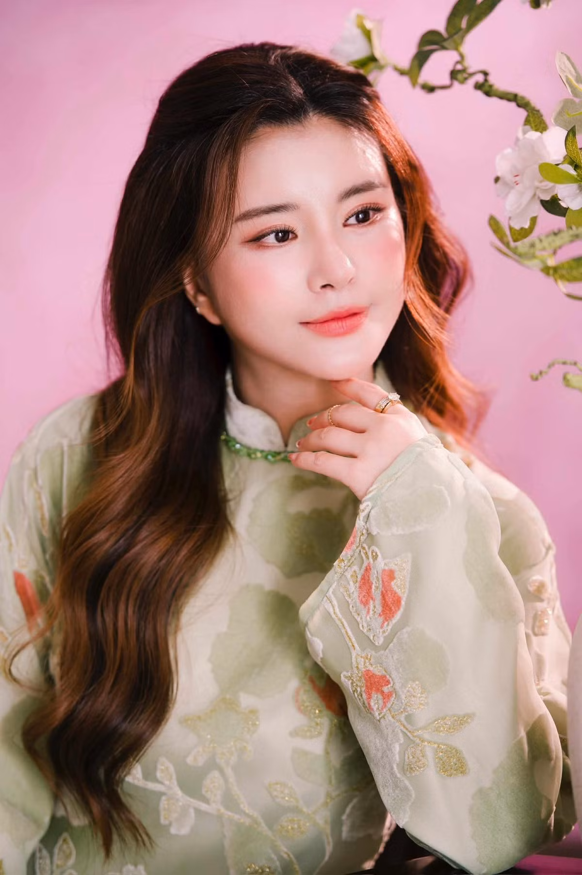 Nhiều khán giả để lại bình luận bất ngờ trước màn “lột xác” của nữ nghệ sĩ. Không ít người thừa nhận rằng nếu không có chú thích, họ khó lòng nhận ra Kim Oanh trong những bức ảnh mới.