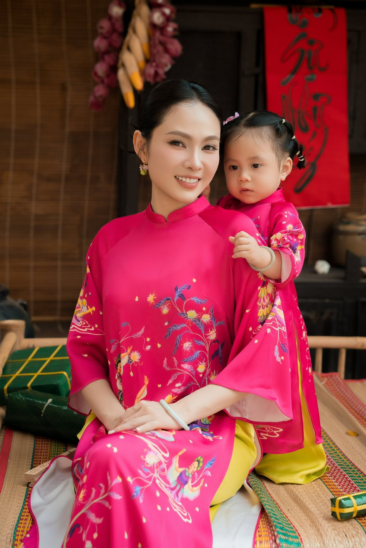 Lưu Hiền Trinh lần đầu cùng con gái chụp hình áo dài đôi để chuẩn bị đón Tết. Ảnh: FB Lưu Hiền Trinh