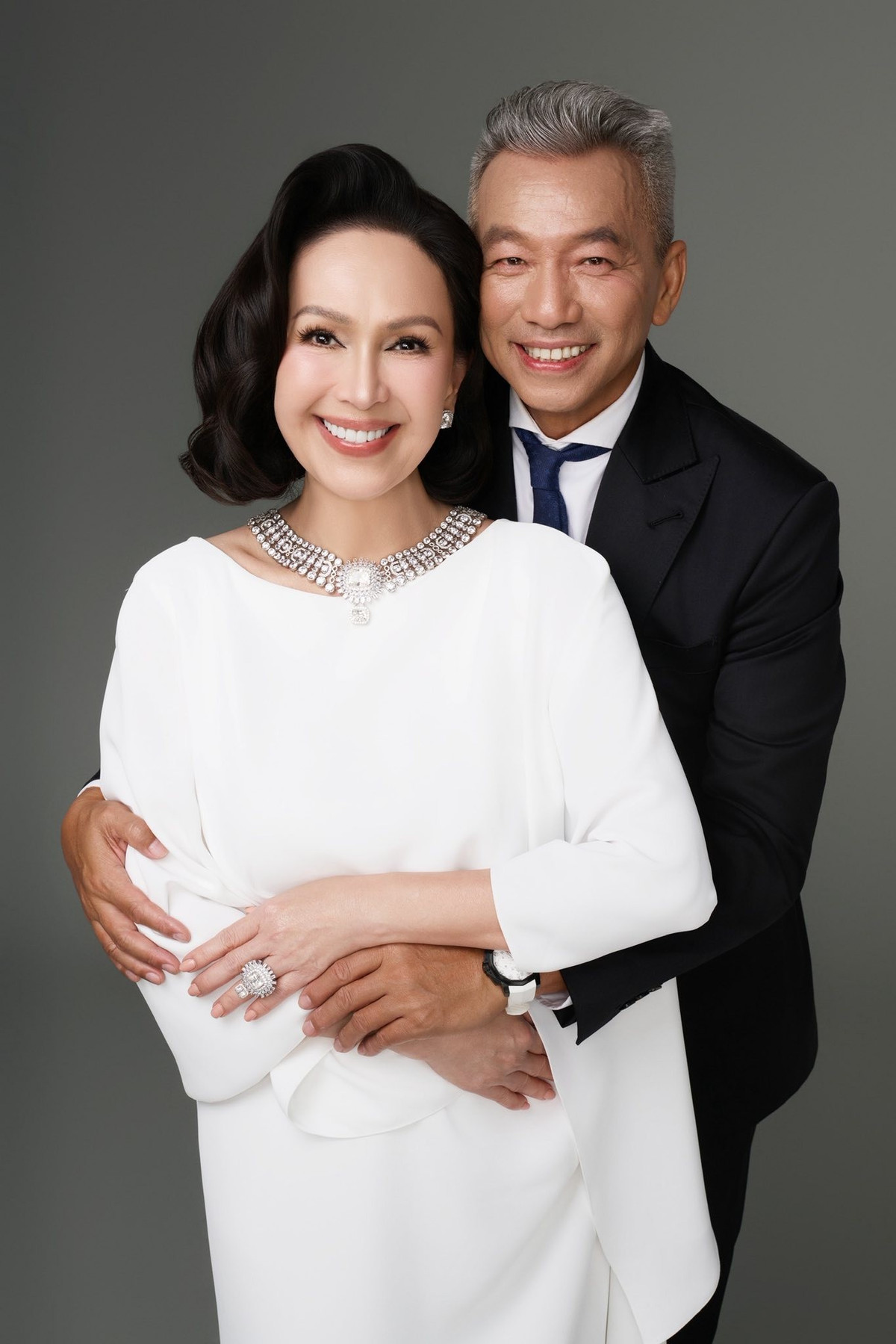 Vợ chồng diễn viên Diễm My và doanh nhân Hà Tôn Đức khoe bộ hình kỷ niệm 32 năm cưới. Ảnh: FB Diễm My